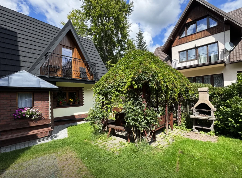 Altanka przy pokojach gościnnych Różanka w Zakopanem